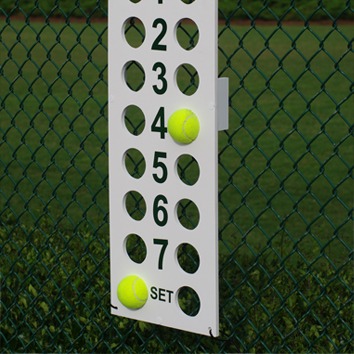Tennis scoring board showing the numbers 1 to 7 with two yellow tennis balls positioned at 4 and "SET," indicating the current game status.